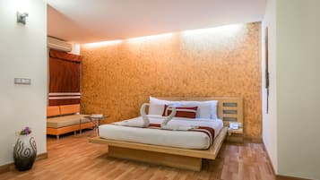 Executive Room | Premium bedding, minibar, in-room safe, desk