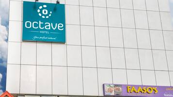 Vista frontal de la propiedad