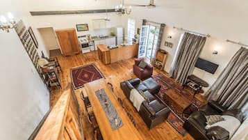 Loft (Bartholomews) | Área de sala de estar | Televisión de plasma y chimenea