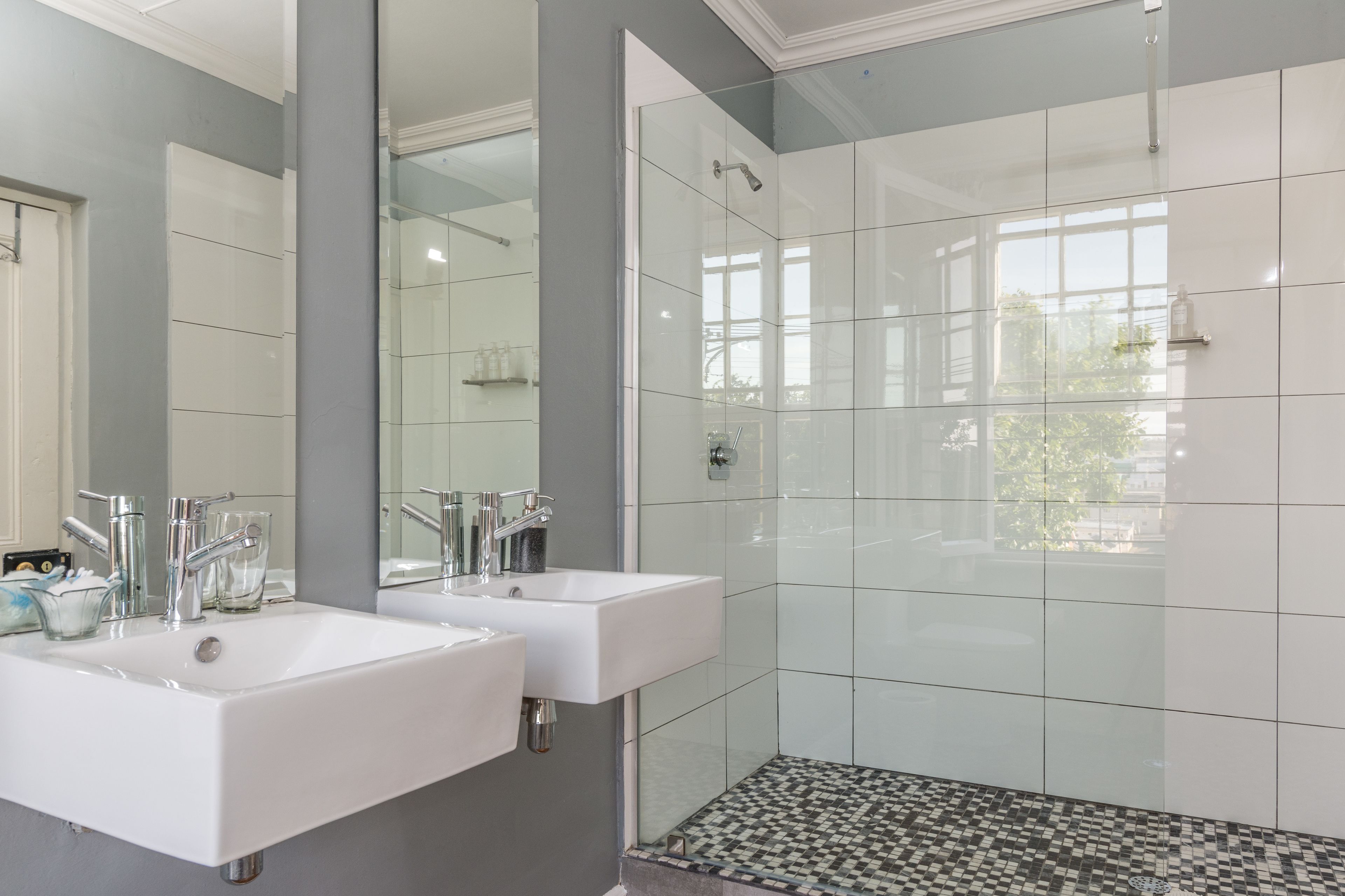 The Corner House - Double room | Bathroom | Shower, free toiletries, hair dryer