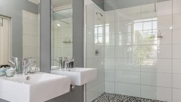 The Corner House - Double room | Bathroom | Shower, free toiletries, hair dryer