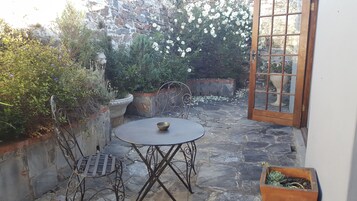 Bartholomew's Cottage | Terrace/patio