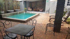 Minibar, desk, laptop workspace, iron/ironing board - Bartholomew's Loft (Makhanda)