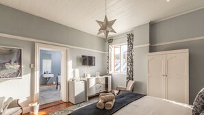 Un dormitorio con cama, escritorio, silla y armario.