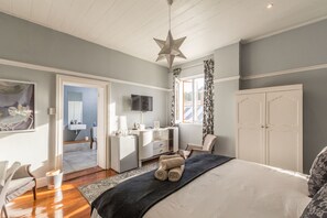 Minibar, bureau, espace de travail pour ordinateur portable