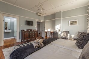 The Corner House - Double room | Minibar, desk, laptop workspace, iron/ironing board - Bartholomew's Loft (Makhanda)