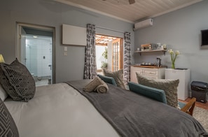 Garden Cottage | Minibar, desk, laptop workspace, iron/ironing board - Bartholomew's Loft (Makhanda)