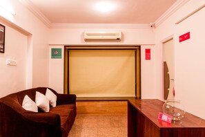 Lobby sitting area - OYO 361 Apartment Powai (Mumbai)
