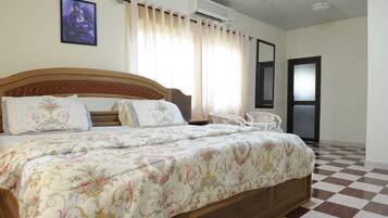 Executive Suite | Minibar, in-room safe, desk, free WiFi