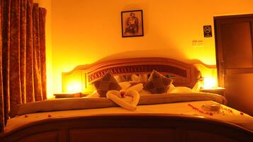 Executive Suite | Minibar, in-room safe, desk, free WiFi