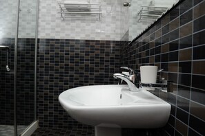 Chambre Standard | Salle de bain | Articles de toilette (gratuits), serviettes fournies
