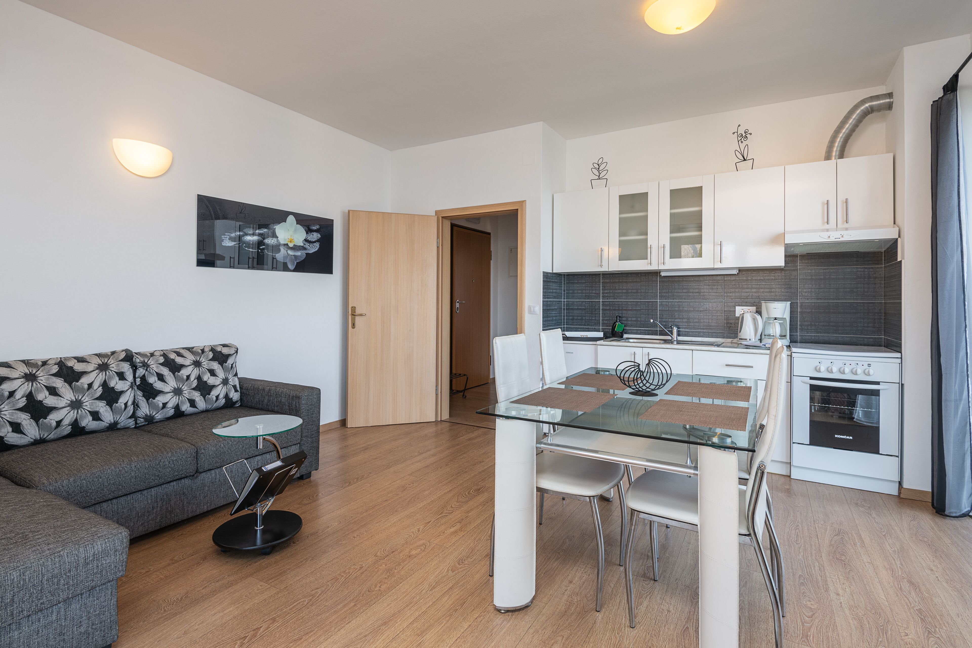 Departamento Deluxe, 1 habitación, balcón, vista al mar | Sala de estar | Smart TV de 73 cm con canales vía satélite 