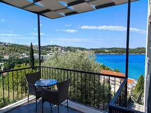 Dúplex de diseño, balcón, vistas al mar | Terraza o patio