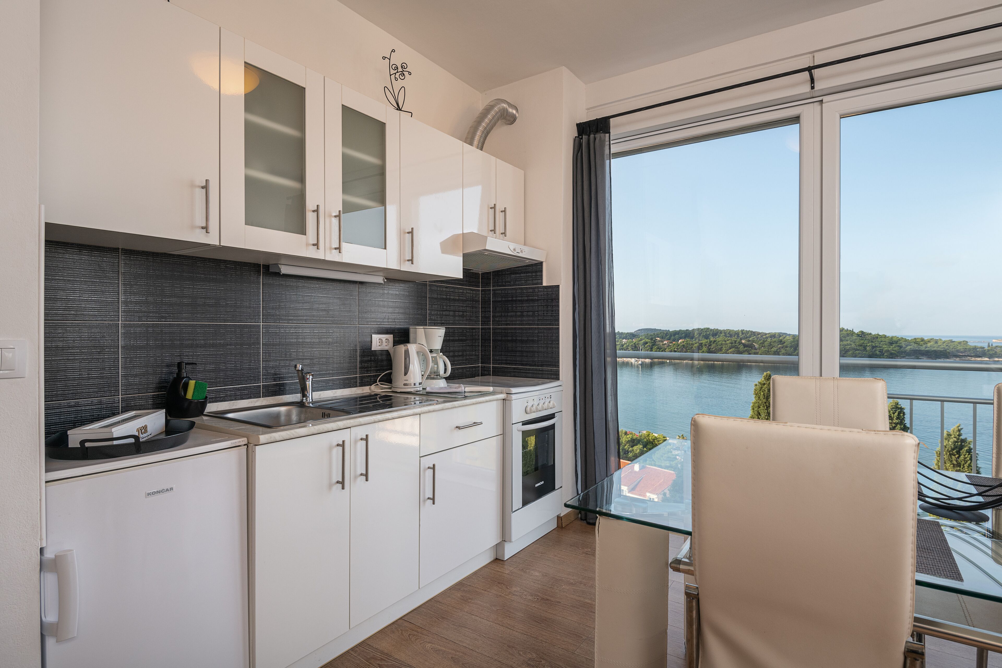 Appartamento Deluxe, 1 camera da letto, balcone, vista mare | Cucina privata | Frigorifero, piano cottura, macchina per tè/caffè, bollitore elettrico