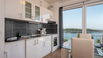 Appartamento Deluxe, 1 camera da letto, balcone, vista mare | Cucina privata | Frigorifero, piano cottura, macchina per tè/caffè, bollitore elettrico