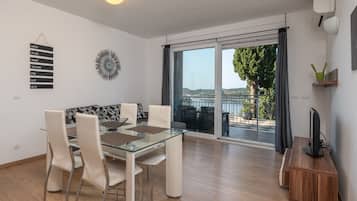 73-cm Smart TV with satellite channels