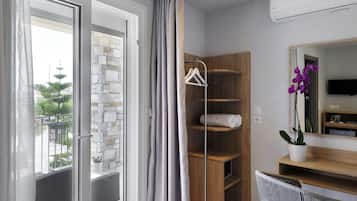 Kamar Triple Deluks, balkon | 1 kamar tidur, brankas, setrika/meja setrika, dan Wi-Fi gratis