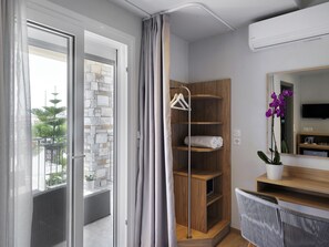 Caja de seguridad en la habitación y tabla de planchar con plancha