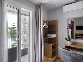 Deluxe Triple Room, Balcony | In-room safe, iron/ironing board, WiFi (free)