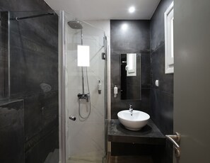 Deluxe Triple Room, Balcony | Bathroom shower