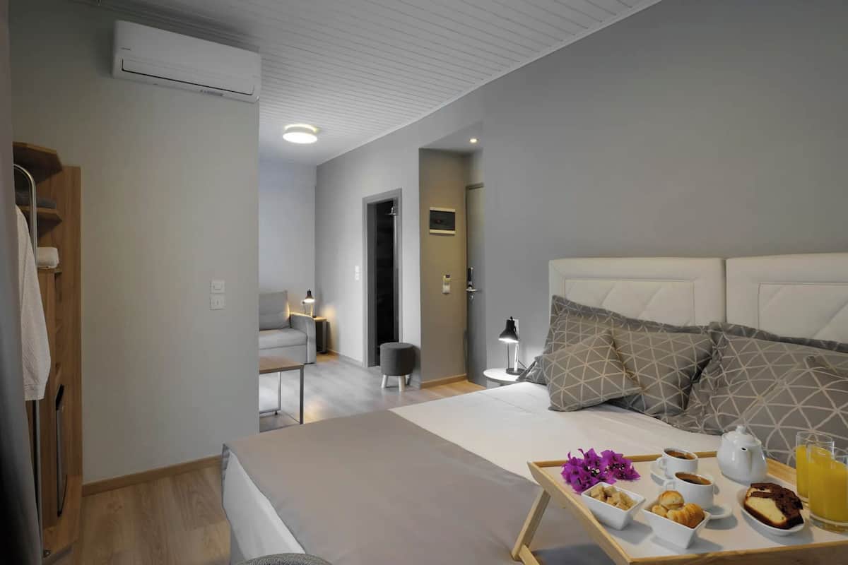 Deluxe kamer, 1 twee- of 2 eenpersoonsbedden, balkon | 1 slaapkamer, een kluis op de kamer, een strijkplank/strijkijzer