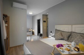 Caja de seguridad en la habitación y tabla de planchar con plancha