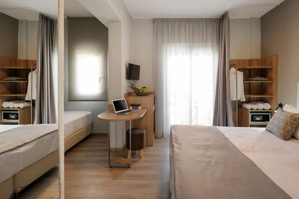 1 quarto, cofres nos quartos, ferros/tábuas de passar roupa