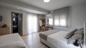 Chambre Triple Deluxe, balcon | 1 chambre, coffres-forts dans les chambres, fer et planche Ă repasser