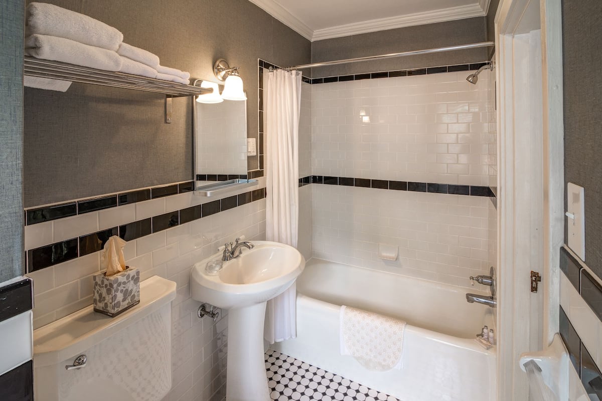 1937 king bed | bathroom | combined shower/bathtub, free toiletries, hair dryer, towels