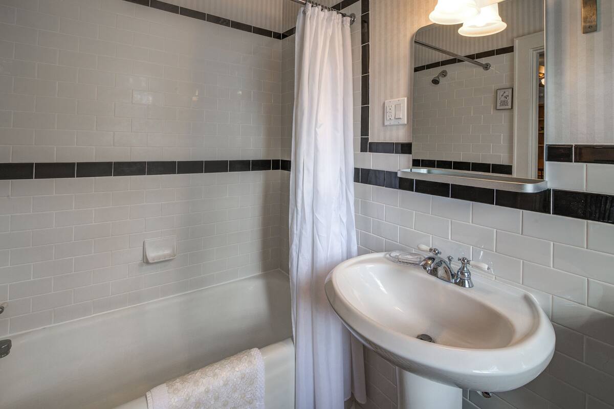 combined shower/bathtub, free toiletries, hair dryer, towels