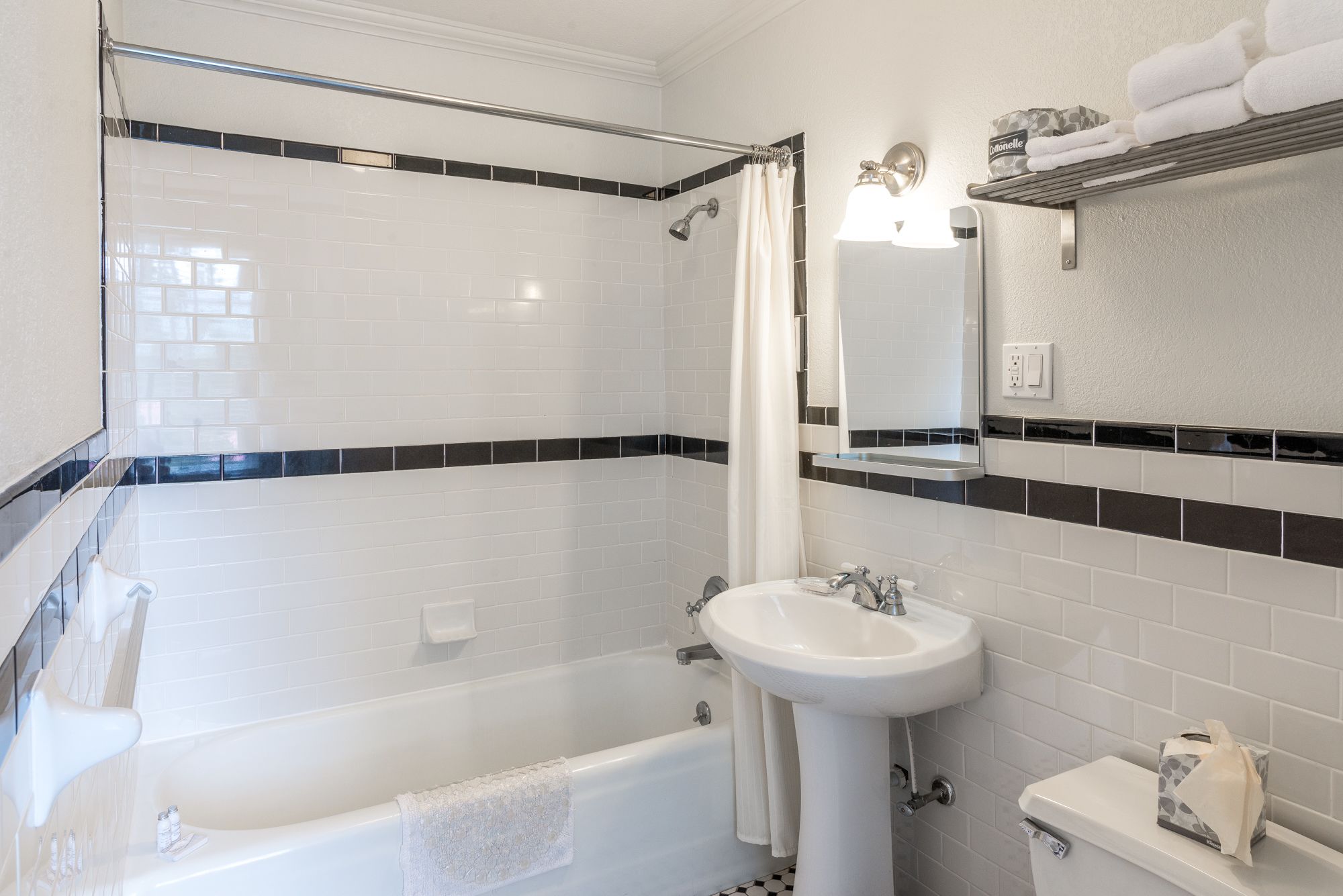 1937 king bed | bathroom | combined shower/bathtub, free toiletries, hair dryer, towels