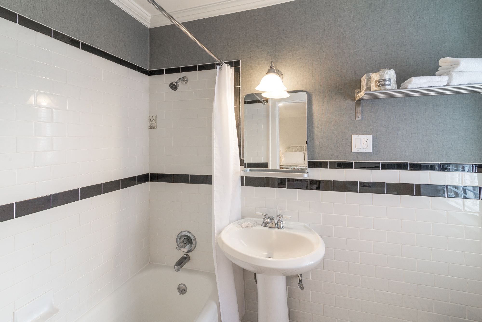 1937 queen bed | bathroom | combined shower/bathtub, free toiletries, hair dryer, towels