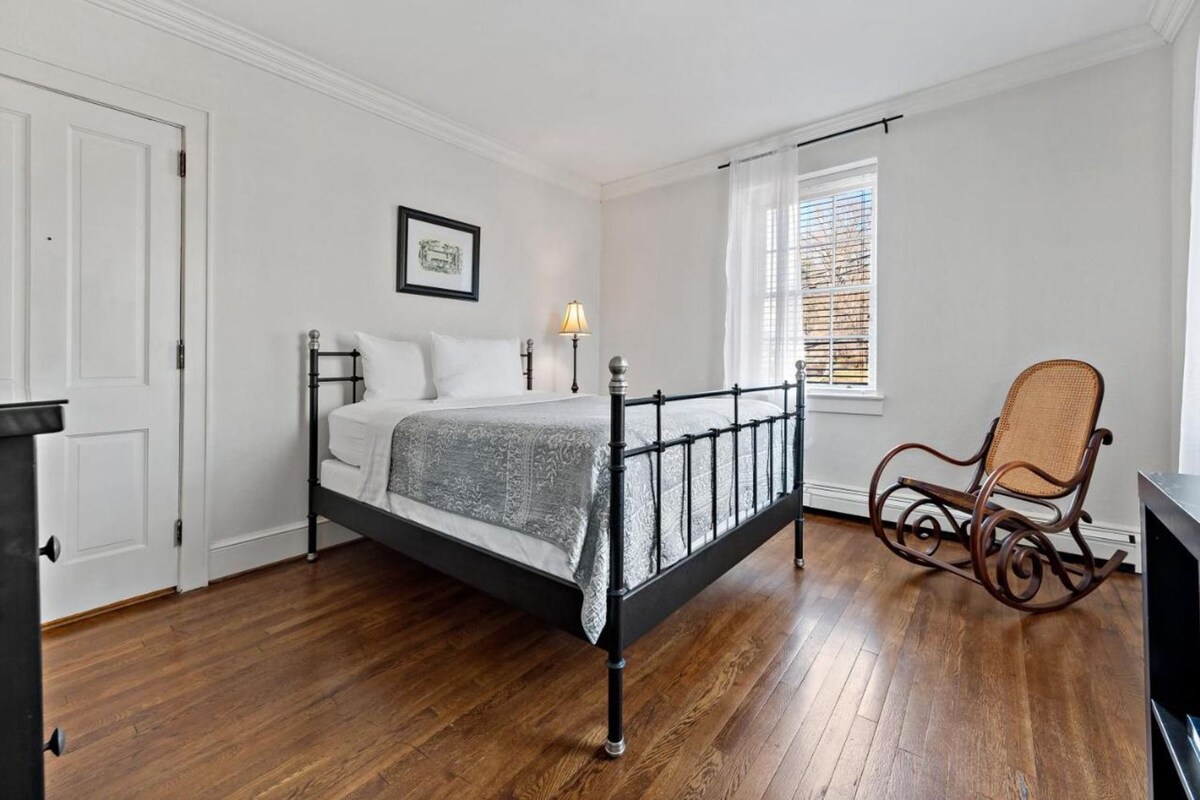 Premium bedding, iron/ironing board (on request), free WiFi, bed sheets