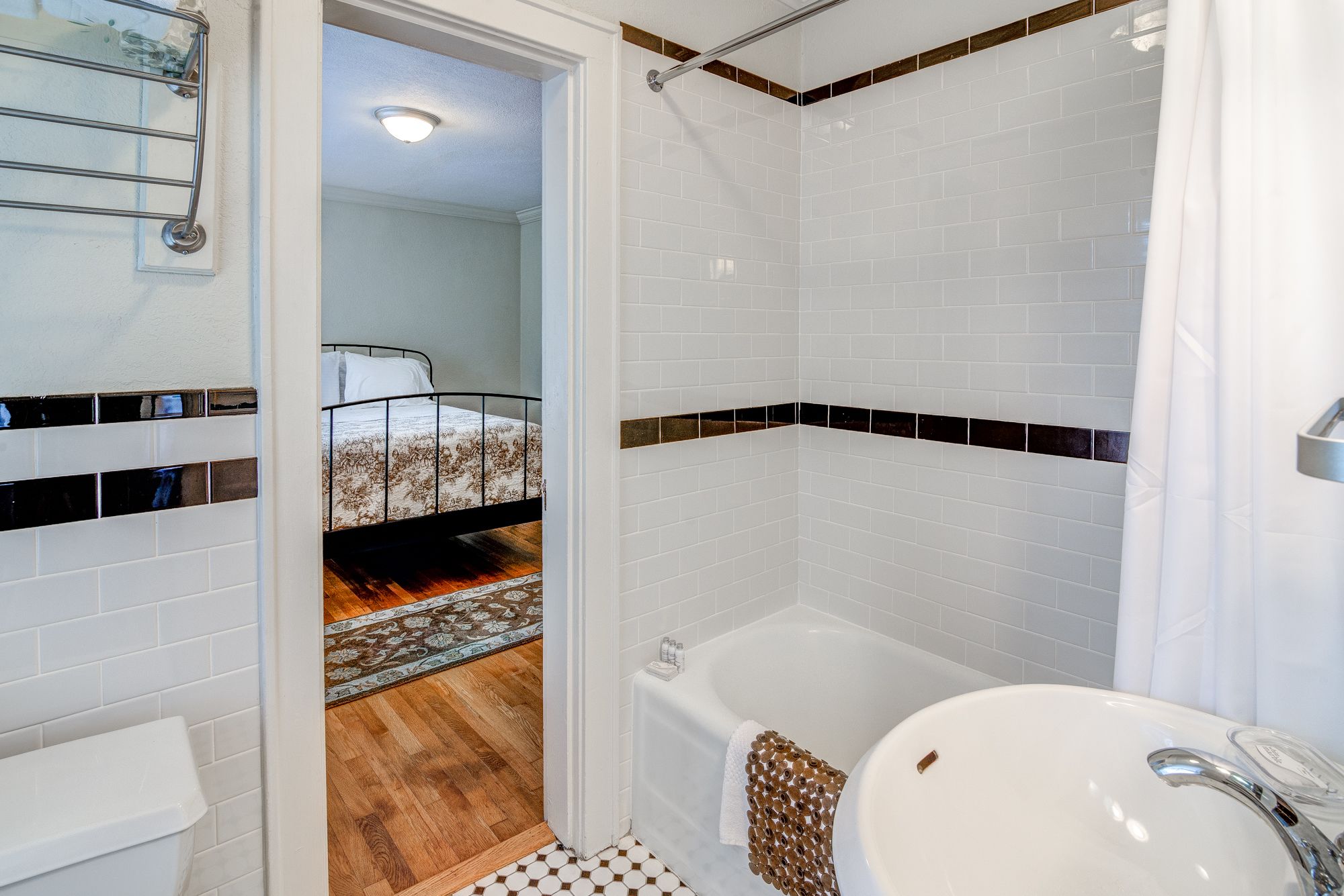 1937 Double Queen Room - Shared Bathroom | Bathroom | Combined shower/tub, free toiletries, hair dryer, towels