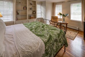 1937 King Bed | Premium bedding, iron/ironing board, free WiFi, bed sheets - The Monte Vista Hotel (Black Mountain)