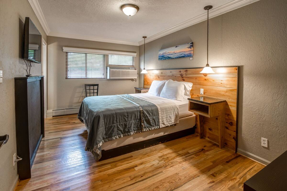 1 bedroom, premium bedding, iron/ironing board, free wifi