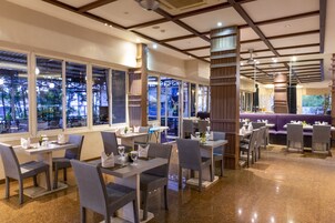 Café da manhã, almoço e jantar; culinária internacional 