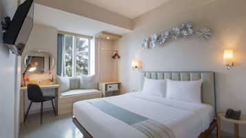 Standaard kamer, 1 kingsize bed | Een kluis op de kamer, een bureau, een laptopwerkplek