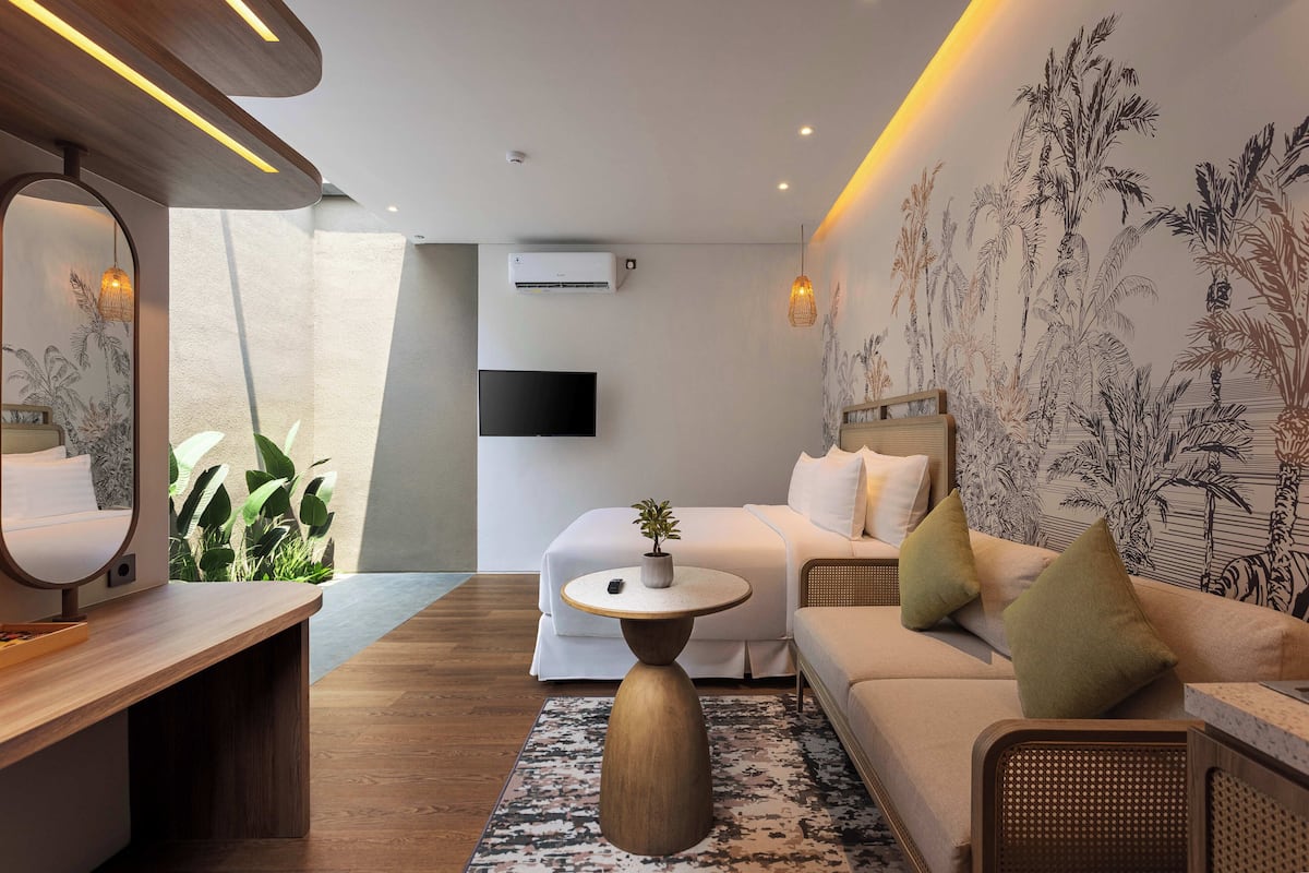 Solaris Villa | In-room safe, desk, laptop workspace, soundproofing