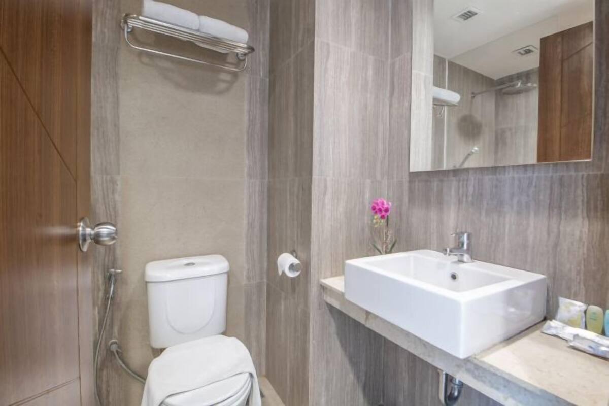 Een douche, gratis toiletartikelen, een haardroger, pantoffels