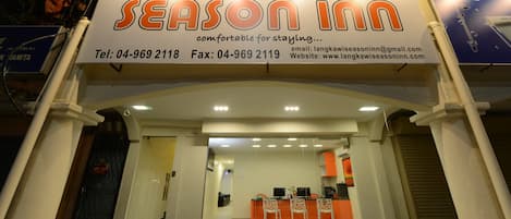 Boendets fasad - kväll/natt