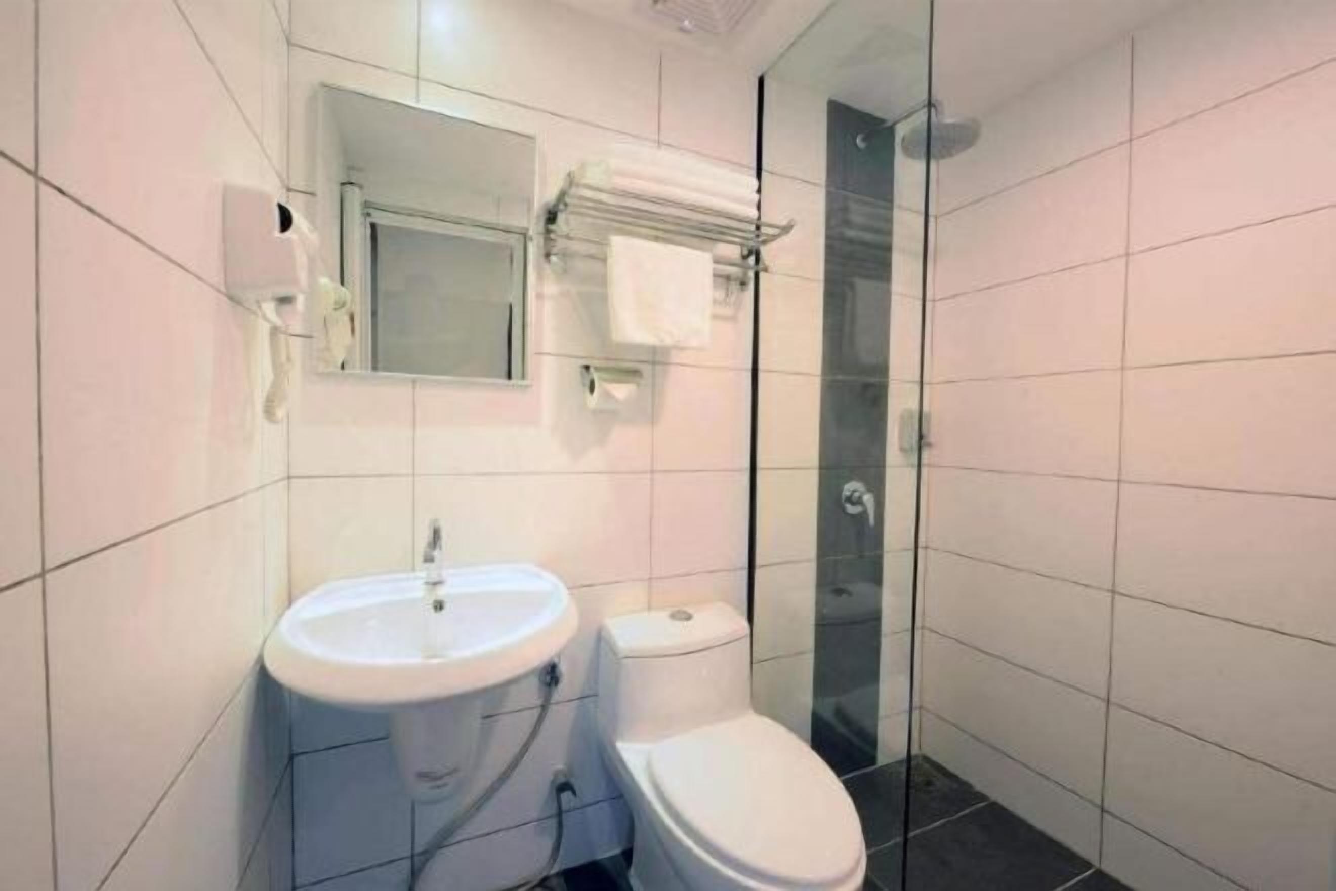 Salle de bain | Douche, séchoir à cheveux, bidet, serviettes fournies