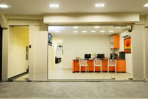 Depan hartanah - siang/malam