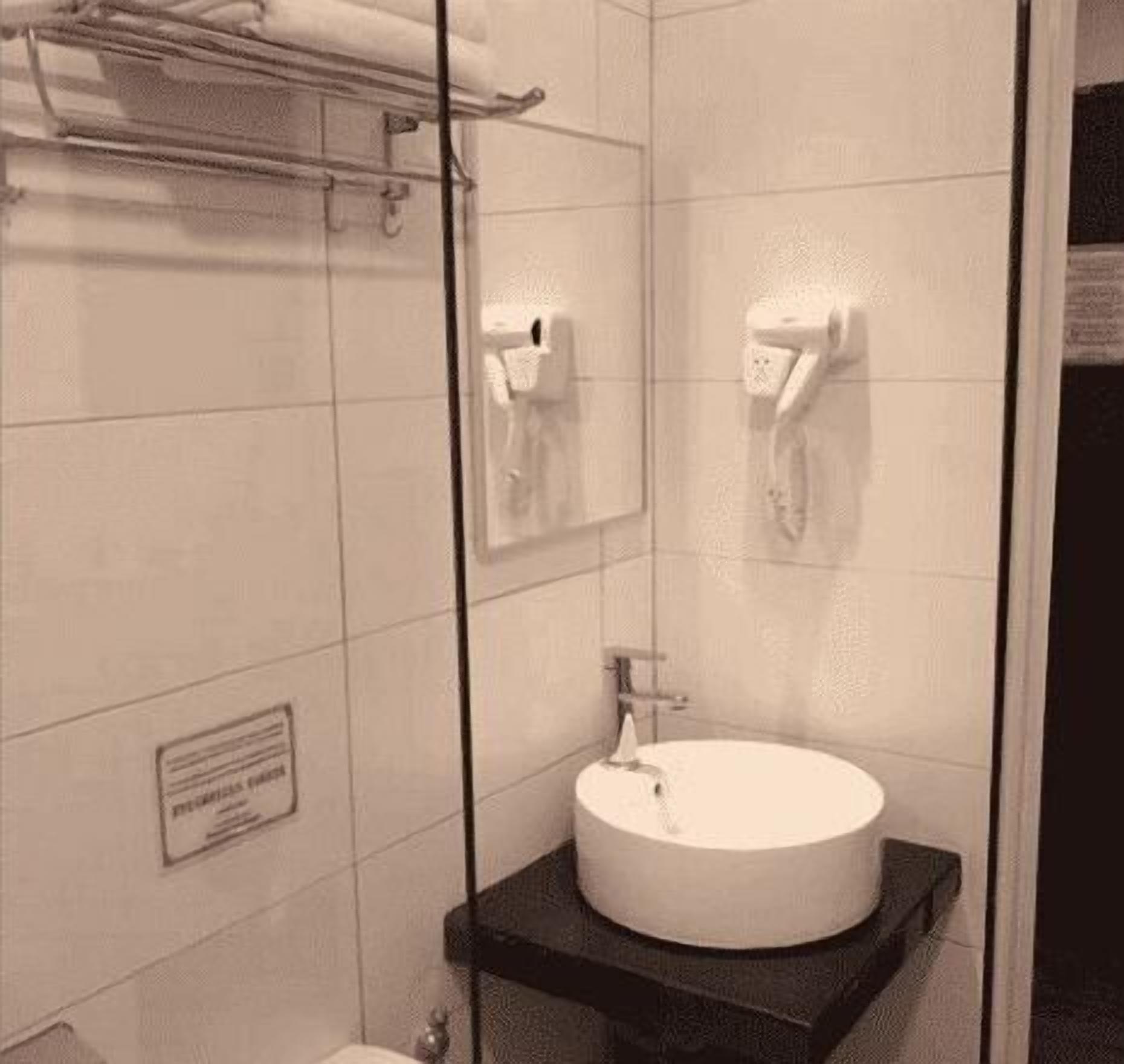 Baño | Regadera, secadora de cabello, bidet, toallas 