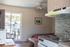 Double Room, Kitchenette | Private kitchen - Motel de l'Anse à l'Eau (Tadoussac)