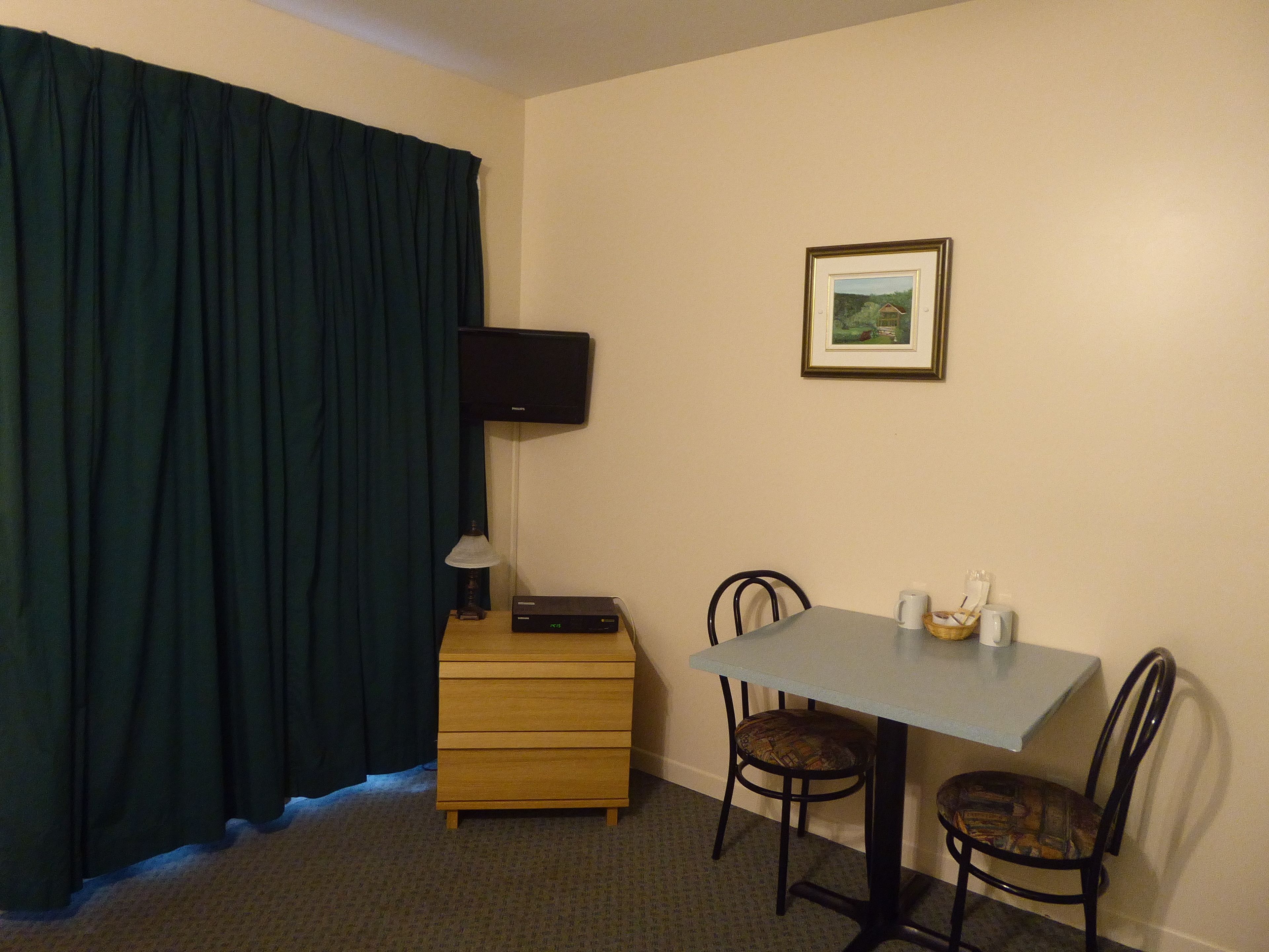 Economy kamer, 1 tweepersoonsbed | Woonruimte | Een televisie