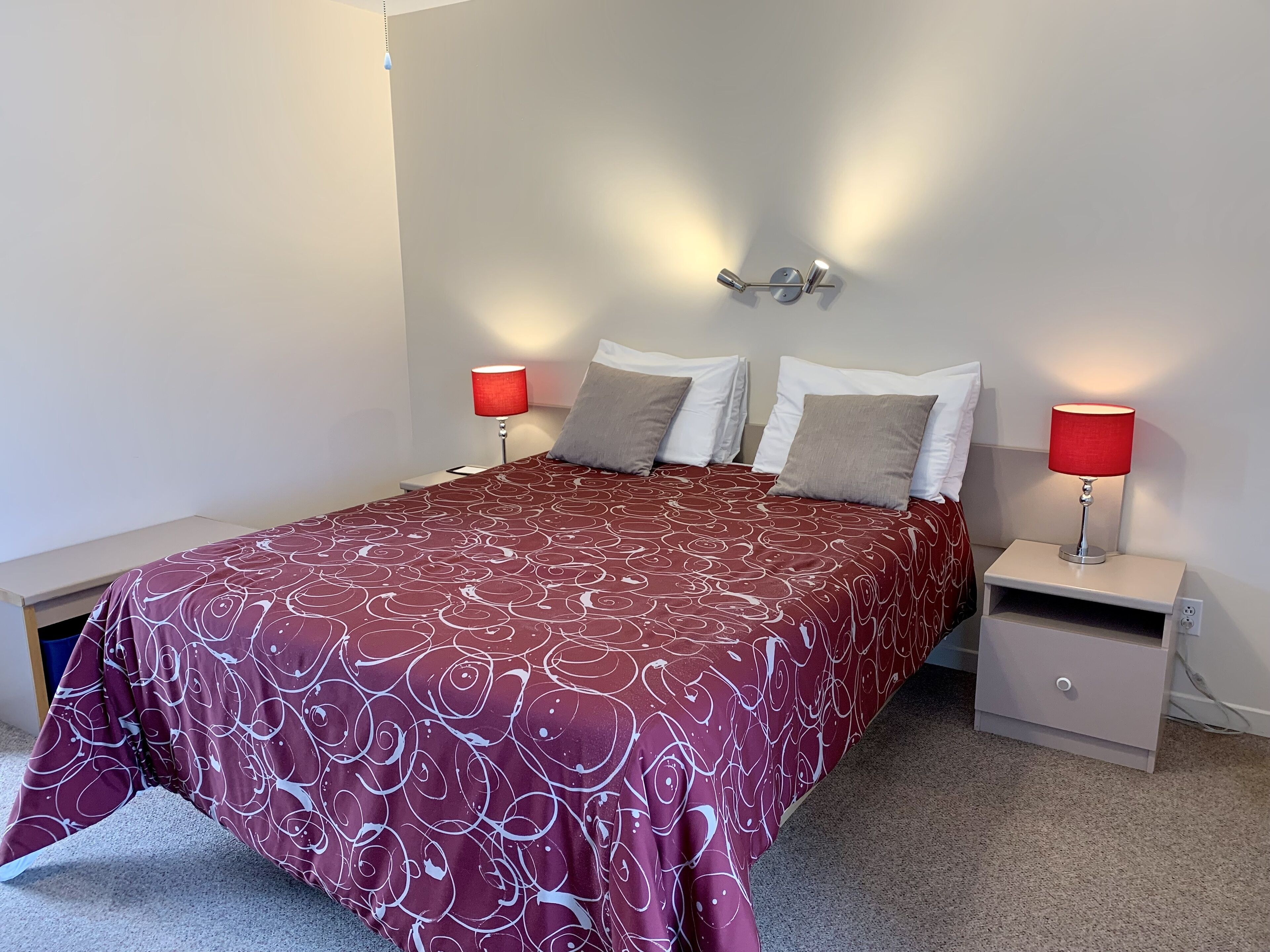 Standard Room, 1 Queen Bed | Free WiFi, bed sheets