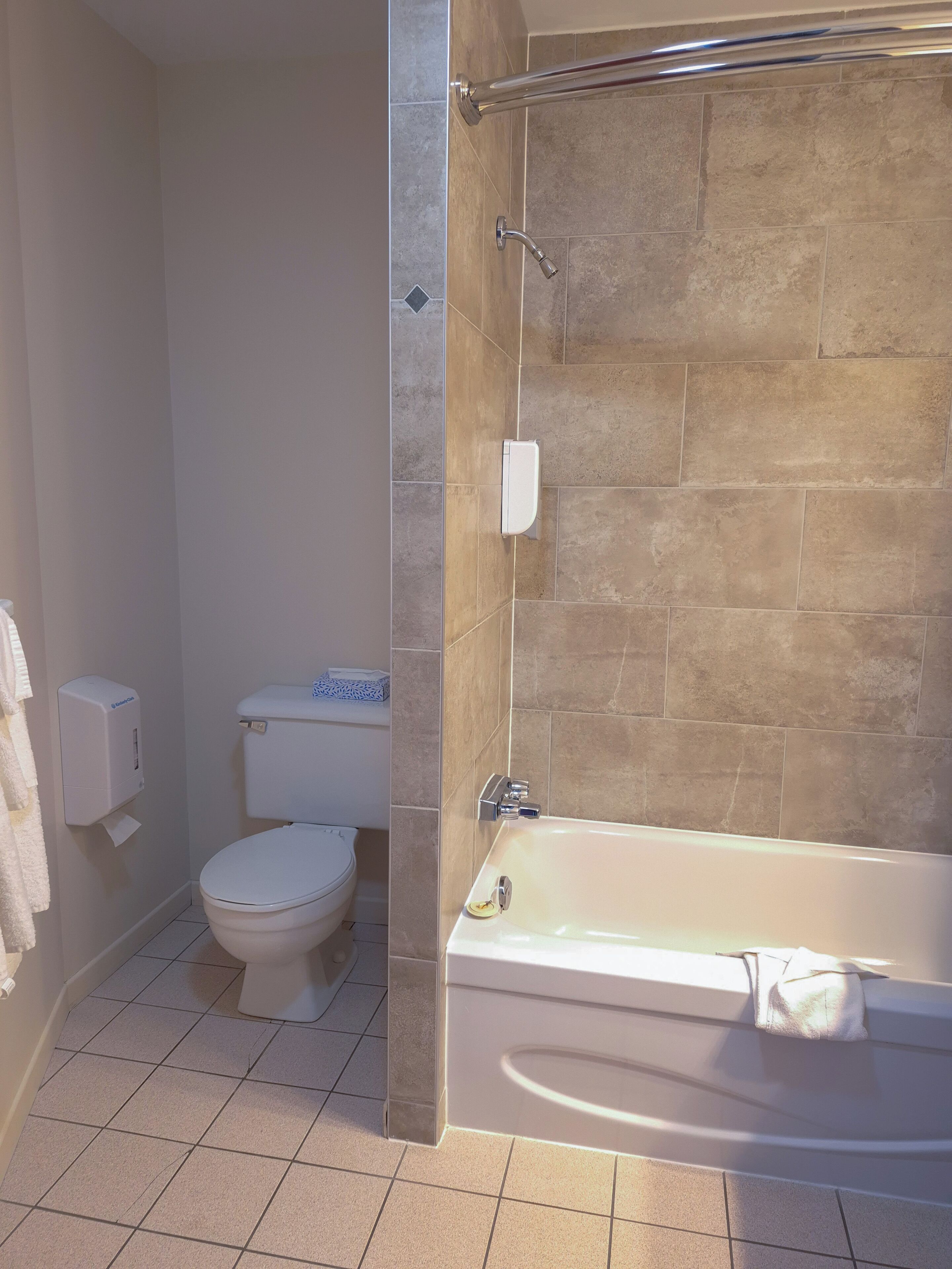 Standard Room, 1 Queen Bed | Bathroom | Combined shower/tub, free toiletries, hair dryer, towels