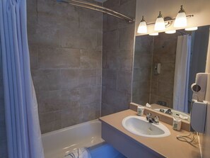 Standaard kamer, 1 queensize bed | Badkamer | Een bad/douchecombinatie, gratis toiletartikelen, een haardroger