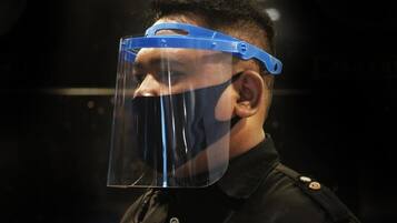 Una persona usando un protector facial azul.